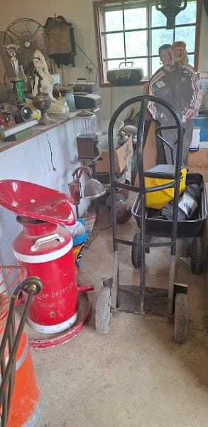 Holle's Salvage at 7631 N 600 E, Syracuse, IN 46567