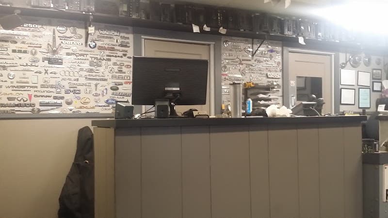 Lincoln Truck & Auto Parts at 1805 W Oakland Ave, Bloomington, IL 61701