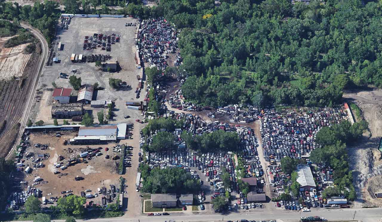 Pooles Pull-A-Part: El Yonke Familiar de Robbins, ILEstablecimiento y PropiedadPooles Pull-A-Part, ubicado en 3021 W 135th St en Robbins, Illinois, ha sido un pilar de la comunidad automotriz local desde su establecimiento en 2011. Este negocio familiar ha crecido para convertirse en uno de los yonkes de autos de autoservicio más confiables en los suburbios del sur de Chicago, operando con un equipo pequeño pero eficiente que genera un ingreso anual estimado de $336,414.Lo que distingue a Pooles de los yonkes corporativos es su dedicación al servicio personal. A pesar de su tamaño modesto—operando con aproximadamente dos empleados—han logrado crear una base de clientes leales a través de décadas de servicio constante a mecánicos de bricolaje y profesionales de reparación conscientes del presupuesto en toda el área de Robbins.La yarda ocupa una ubicación estratégica en Robbins, una comunidad con profundas raíces de clase trabajadora que históricamente ha apoyado negocios prácticos y orientados al servicio. Desde la incorporación de Robbins en 1917, el área ha atraído a residentes que buscan oportunidades de tierra y propiedad asequibles, creando un entorno ideal para negocios como Pooles que brindan soluciones automotrices accesibles.Servicios ProporcionadosPooles Pull-A-Part ofrece una experiencia de yonke de autos de autoservicio donde los clientes pueden explorar, localizar y retirar partes directamente de los vehículos. Este modelo de bricolaje permite un ahorro significativo al eliminar los cargos laborales típicamente asociados con proveedores de servicio completo.Tipo de Servicio	Descripción	BeneficiosExtracción de Partes de Autoservicio	Los clientes traen sus propias herramientas para retirar las partes deseadas de los vehículos	Costos más bajos, proceso de selección prácticoVentas de Partes de Autos Usados	Amplia selección de partes con garantía de 30 días en las compras	Alternativas asequibles a partes nuevasServicios de Remolque	Remolque profesional para vehículos averiados	Comodidad durante emergencias vehicularesComo una operación familiar con más de 40 años en el negocio, Pooles ofrece una garantía única de 30 días en las partes compradas—un beneficio poco común en la industria de los yonkes de autos de autoservicio. Esta garantía brinda tranquilidad a los clientes al comprar partes de autos usados.Aunque la yarda se centra principalmente en transacciones en persona sin evidencia de servicios de envío, su combinación de asequibilidad, cobertura de garantía y acceso directo a partes las hace particularmente valiosas para mecánicos de bricolaje y consumidores conscientes del presupuesto en Robbins y comunidades circundantes.¿Buscas partes de suspensión usadas de calidad en un desguace? Pooles Pull-A-Part ofrece una amplia selección para tus necesidades de reparación de vehículos.Tipos de VehículosPooles Pull-A-Part mantiene un inventario diverso y regularmente actualizado de vehículos <strong> de modelos recientes </strong> para la extracción de partes. Aunque las marcas y modelos específicos rotan con frecuencia, la yarda prioriza mantener tanto modelos más nuevos como más antiguos para atender la mayor variedad posible de necesidades de reparación.Su inventario de vehículos típicamente incluye:Marcas nacionales populares como Chevrolet, Ford y DodgeVehículos de importación comunes, incluidos modelos de Honda y ToyotaCamiones ligeros y SUV además de automóviles de pasajerosModelos regionales de alta demanda que coinciden con las tendencias automotrices del área de ChicagoLo que distingue a Pooles de muchos otros desguaces es su <strong> garantía de 30 días </strong> en partes de modelos recientes—una oferta poco común en los yonkes tradicionales. La yarda actualiza constantemente su inventario, agregando nuevos vehículos a lo largo de la semana (excluyendo fines de semana) para asegurar una selección fresca.Para los clientes que buscan vehículos específicos, Pooles utiliza el sistema de búsqueda centralizado de Pull-A-Part, permitiendo a los visitantes potenciales verificar el inventario en tiempo real antes de hacer el viaje. Este sistema muestra listados completos de vehículos en lugar de la disponibilidad de partes individuales, ayudando a los clientes a determinar si los vehículos que coinciden con sus necesidades están actualmente en la yarda.</div></article></div><div class=