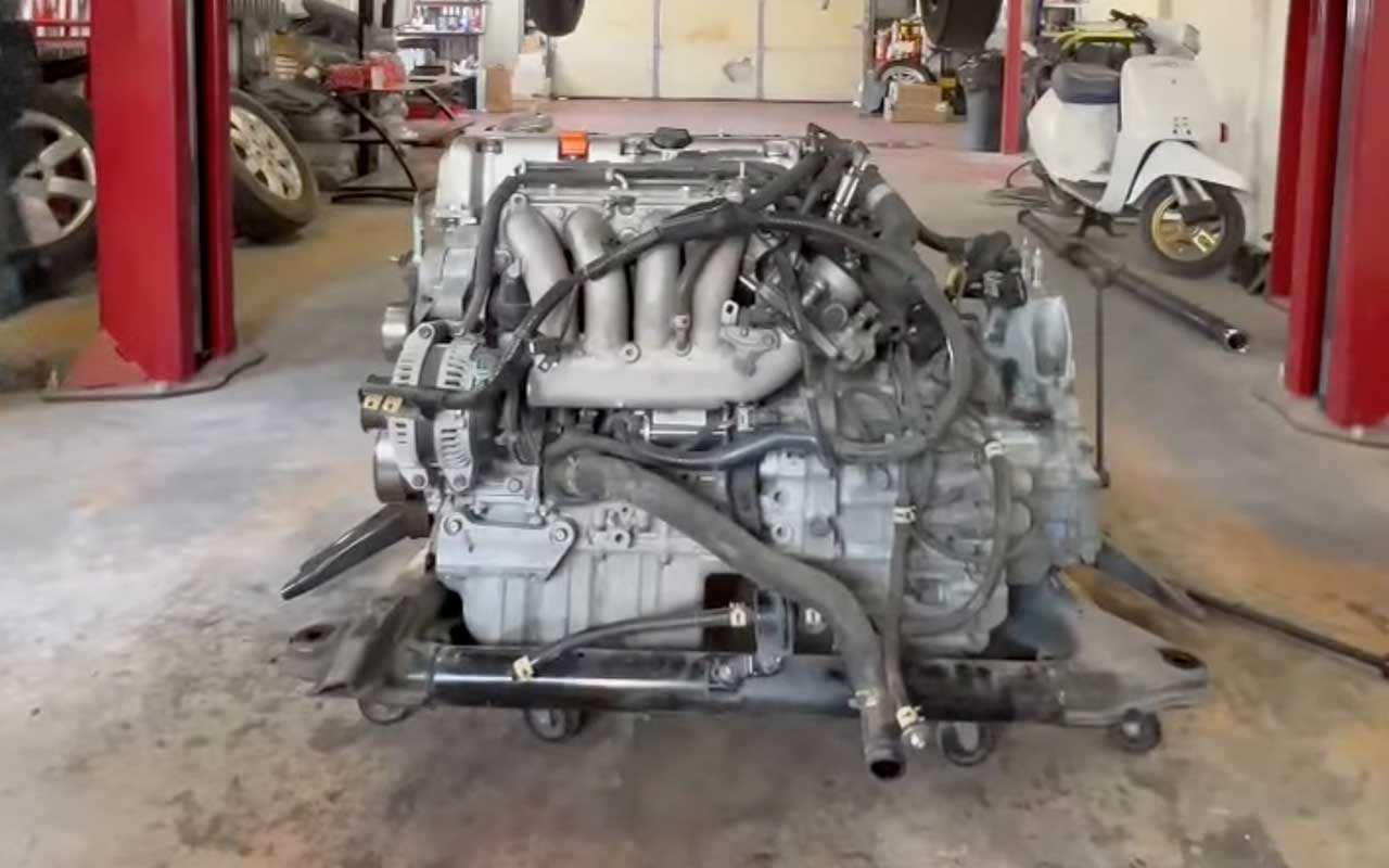 Honda CR-V Engine Pulled from a junkyard