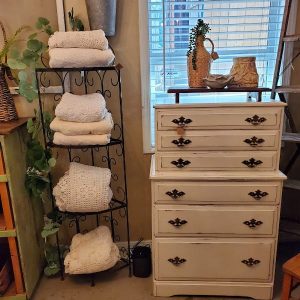 LA Junk Antiques at 600 N Latah St Boise ID 83706 3 1 300x300