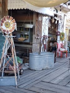 LA Junk Antiques at 600 N Latah St Boise ID 83706 4 225x300